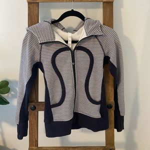Lululemon blue/white patterned jacket size 4